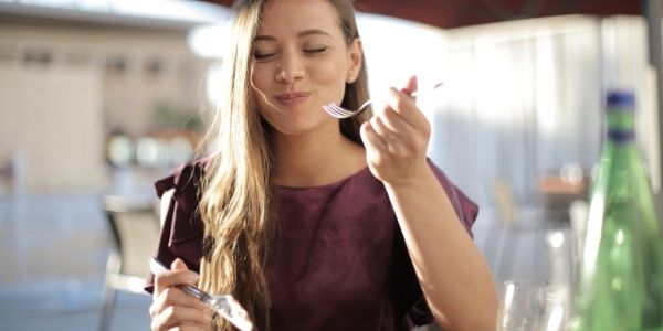 lady eating mindfully